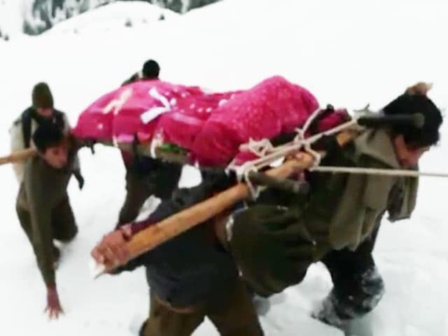 Video : A Soldier Trekked Through Kashmir Snow, Carrying His Mother's Body
