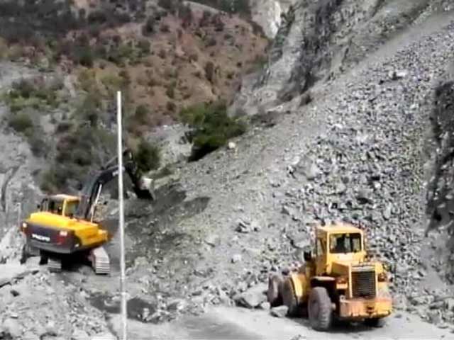 श्रीनगर : नेशनल हाइवे पर आ गिरा पूरा पहाड़, जाम में फंसी 2000 गाड़ियां