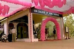 गोवा में पहली बार वोट कर रहीं लड़कियों को मिले पिंक टेडी बियर गोवा में पहली बार वोट कर रहीं लड़कियों को मिले पिंक टेडी बियर