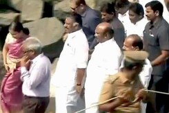 चेन्नई : समंदर में तेल रिसाव की सफाई का काम जारी चेन्नई : समंदर में तेल रिसाव की सफाई का काम जारी