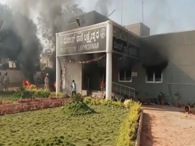 कर्नाटक के गदक में भीड़ ने पुलिस स्टेशन को आग लगाई