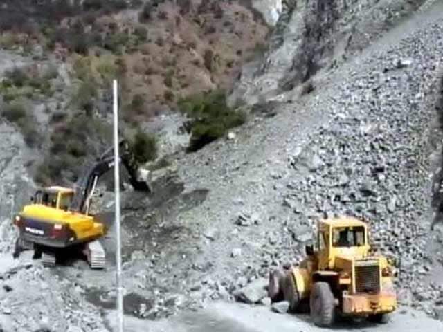 Video : Landslide Blocks Jammu-Srinagar Highway Yet Again, 2,000 Vehicles Trapped