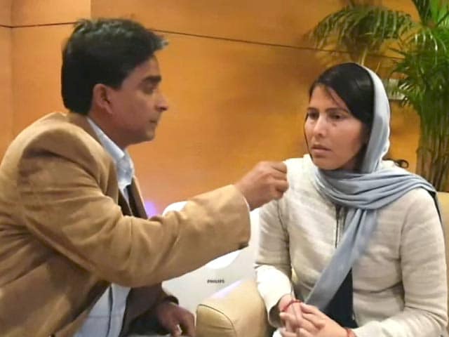 Videos : बीएसएफ महानिदेशक से मिलीं तेजबहादुर की पत्नी, कहा- पति का VRS मंजूर करें