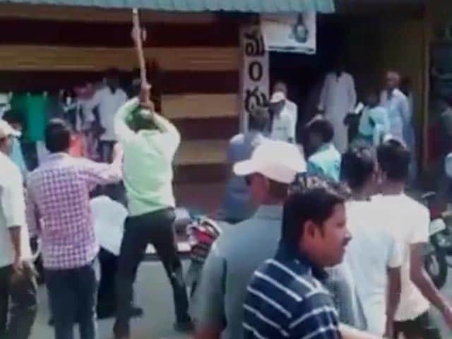 Video : Video Shows Andhra Journalist Attacked, Crowd Watched, Nobody Helped