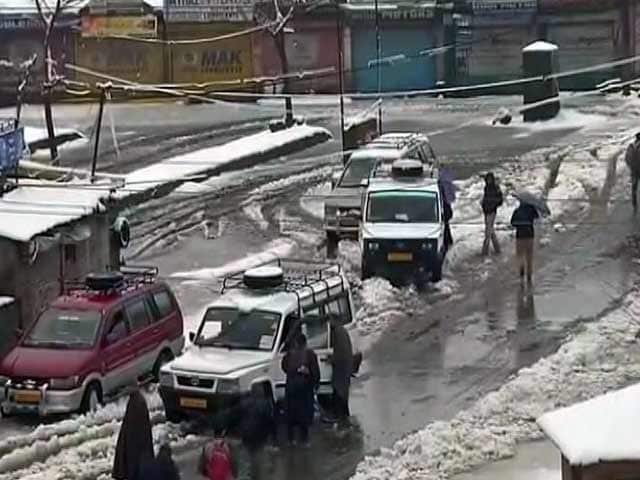 जम्‍मू-कश्‍मीर में भारी बर्फबारी से बिगड़े हालात