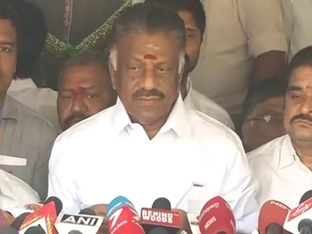 Sasikala In Huddle, Panneerselvam Not Backing Down