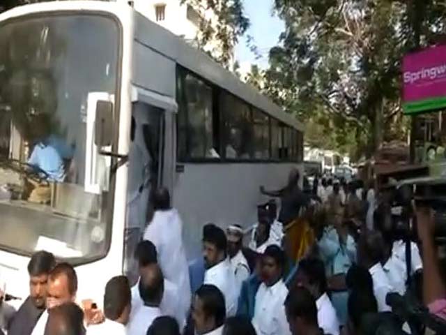 Panneerselvam Says Roped-Off Lawmakers Want Talks With Him