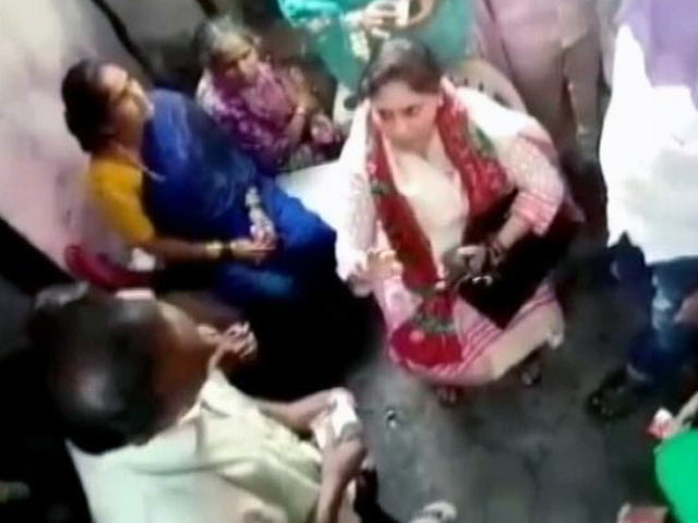 बीएमसी चुनाव प्रचार : रुपये बांटती सपा उम्मीदवार का वीडियो वायरल