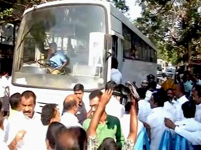 तमिलनाडु: शशिकला ने बस में 130 MLA को गुप्‍त स्‍थान पर भेजा