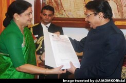Sasikala Stakes Claim To Form Government In Meet With Governor Sasikala Stakes Claim To Form Government In Meet With Governor