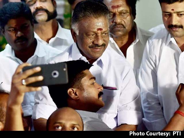 Video : 'Will All Who Worked At Her Home Become Amma?' O Panneerselvam's Dig At Sasikala