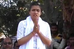 यूपी चुनाव : जेल में बंद अमनमणि के लिए चुनाव प्रचार करने लंदन से आई बहन यूपी चुनाव : जेल में बंद अमनमणि के लिए चुनाव प्रचार करने लंदन से आई बहन