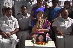 Ahead Of Supreme Court Ruling, Sasikala Sleepover At MLA Camp Ahead Of Supreme Court Ruling, Sasikala Sleepover At MLA Camp