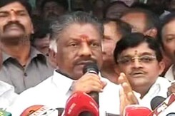 'Let's Unite' Says Panneerselvam, Sends Team To Resort To Win Over MLAs 'Let's Unite' Says Panneerselvam, Sends Team To Resort To Win Over MLAs