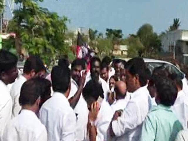 Video : Team Panneerselvam Turns Back After Large Groups Banned Near Resort