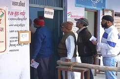 UP Elections 2017: दूसरे चरण में बिजनौर में कड़ी सुरक्षा के बीच वोटिंग UP Elections 2017: दूसरे चरण में बिजनौर में कड़ी सुरक्षा के बीच वोटिंग