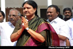 VK Sasikala Returns Home, Likely To Surrender In Bengaluru Today VK Sasikala Returns Home, Likely To Surrender In Bengaluru Today
