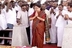 Sasikala Pays Tribute To Jayalalithaa Before Heading To Bengaluru Sasikala Pays Tribute To Jayalalithaa Before Heading To Bengaluru