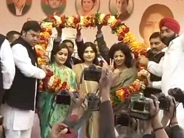 Video : Dimple Yadav At His Side, Mulayam Singh Seeks Vote For <i>Chhoti Bahu</i> Aparna Yadav