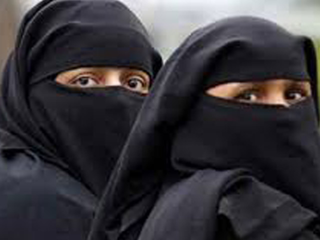 तीन तलाक का मामला : 5 जजों की बनेगी संविधान पीठ?