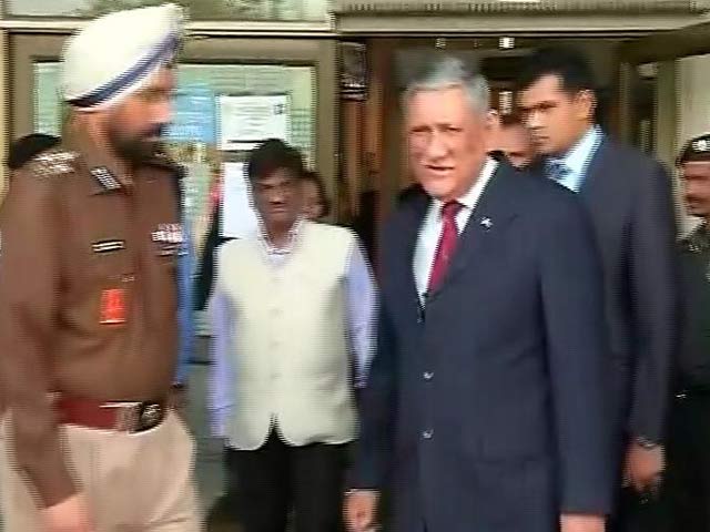 आतंकी हमले में घायल हुए सीआरपीएफ कमांडेंट चेतन चीता से मिले सेना प्रमुख