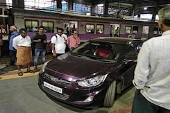 क्रिकेटर ने रेलवे प्लेटफॉर्म पर चढ़ाई कार क्रिकेटर ने रेलवे प्लेटफॉर्म पर चढ़ाई कार