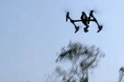 गूगल मैप और ड्रोन के जरिये शराब माफिया पर नज़र, हजारों लीटर अवैध शराब नष्ट की गई गूगल मैप और ड्रोन के जरिये शराब माफिया पर नज़र, हजारों लीटर अवैध शराब नष्ट की गई