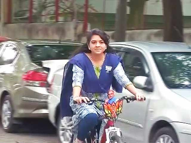 बीजेपी की साइना एनसी साइकिल पर मतदान करने पहुंचीं