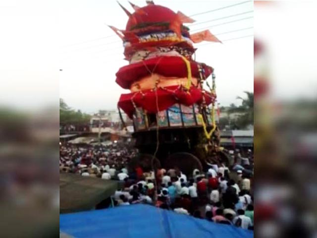 बेल्लारी में लकड़ी का रथ गिरा