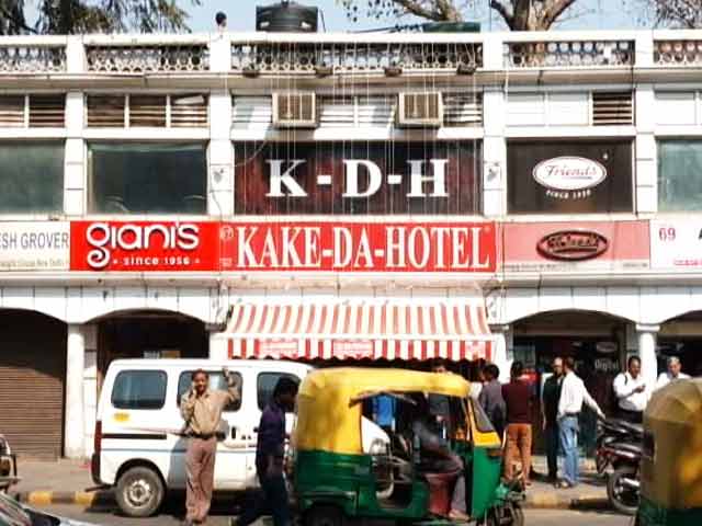 पैरों से गूंथा जाता था आटा? कनॉट प्लेस के मशहूर रेस्टोरेंट पर फूड सेफ्टी विभाग का छापा