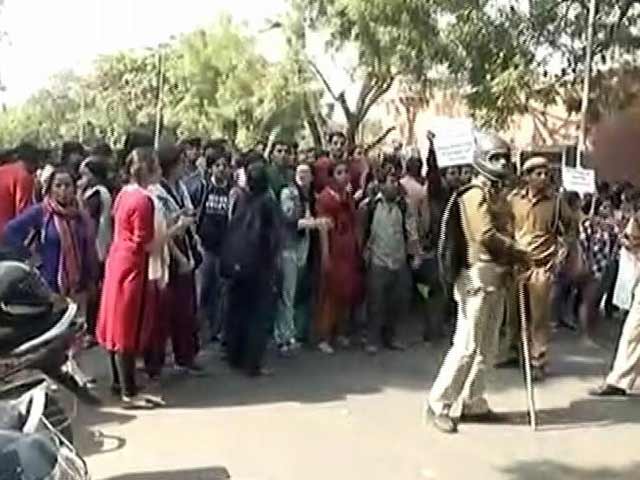 Videos : बड़ी खबर : दिल्ली के रामजस कॉलेज में भिड़े छात्र