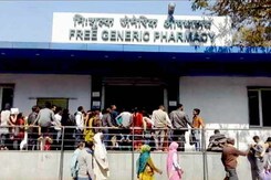 मौत से लड़ती बेटी के लिए तड़पती मां, यूपी के मंत्री पर लगाया है रेप का आरोप मौत से लड़ती बेटी के लिए तड़पती मां, यूपी के मंत्री पर लगाया है रेप का आरोप