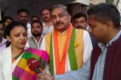 यूपी चुनाव : पिता की राजनीतिक विरासत संभालती बेटियां यूपी चुनाव : पिता की राजनीतिक विरासत संभालती बेटियां