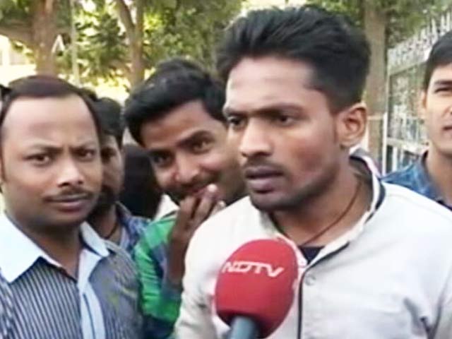 UP Assembly Poll 2017: केंद्र और राज्य सरकारों ने नाराज़ युवा वोटर