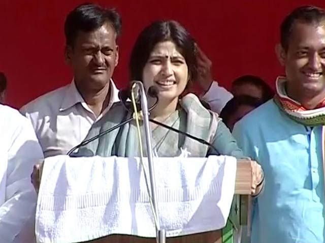 जौनपुर में रैली में दहाड़ीं डिंपल यादव