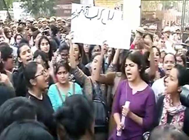 Videos : रामजस कॉलेज विवाद : दिल्ली यूनिवर्सिटी में छात्र संगठनों का प्रदर्शन
