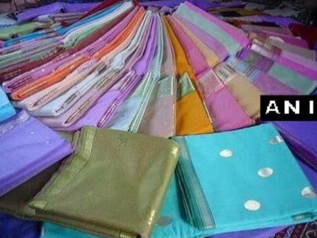 कर्नाटक में सेल्स टैक्स अफसर के घर छापे में मिलीं 7,000 साड़ियां