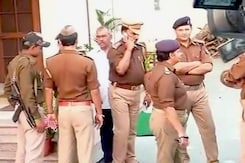 MoJo@7: रेप के आरोपी यूपी के मंत्री गायत्री प्रजापति के घर पहुंची पुलिस MoJo@7: रेप के आरोपी यूपी के मंत्री गायत्री प्रजापति के घर पहुंची पुलिस