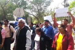 रामजस कॉलेज विवाद: डीयू शिक्षकों का पैदल मार्च रामजस कॉलेज विवाद: डीयू शिक्षकों का पैदल मार्च