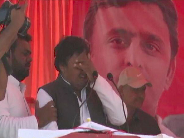 जब अखिलेश यादव के सामने रो पड़े देवरिया के प्रत्याशी पीडी तिवारी