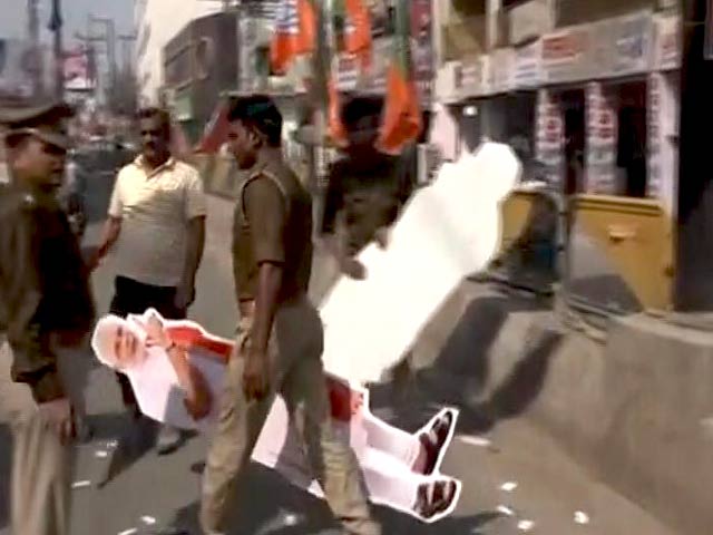 Video : गोरखपुर में अमित शाह के रोड शो पहले उतारे गए बीजेपी के झंडे