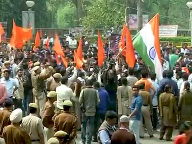 दिल्‍ली यूनिवर्सिटी की आर्ट्स फैकल्‍टी में एबीवीपी का मार्च