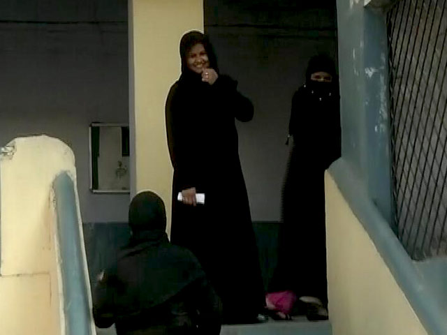 बुर्का पहनीं मतदाताओं की पहचान के लिए बीजेपी ने की महिला पुलिस की मांग