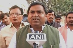 उत्तर प्रदेश : गैंगरेप के आरोपी मंत्री गायत्री प्रजापति पर गिरफ़्तारी की तलवार उत्तर प्रदेश : गैंगरेप के आरोपी मंत्री गायत्री प्रजापति पर गिरफ़्तारी की तलवार