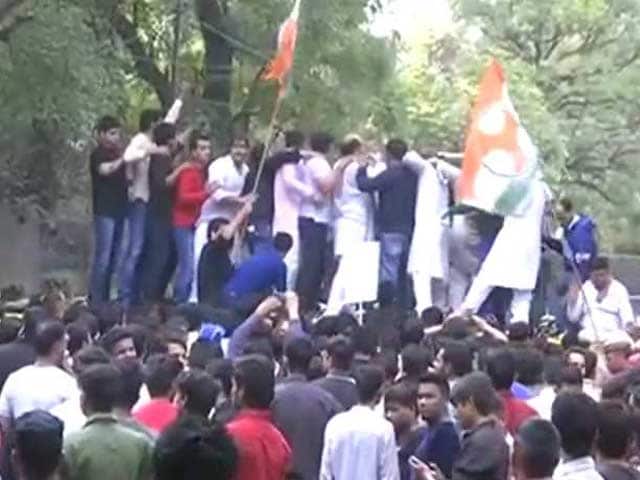 Videos : मुख्यमंत्री अरविंद केजरीवाल के खिलाफ युवा कांग्रेस का प्रदर्शन