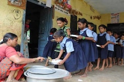 मिडडे मील के लिए आधार जरूरी मिडडे मील के लिए आधार जरूरी