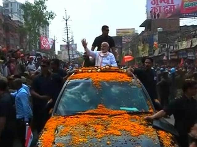 Video : PM Modi Atop SUV Greets Varanasi in Big Roadshow