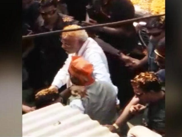 Videos : टिकट कटने से नाराज विधायक को भीड़ से खींचकर अपने साथ ले गए पीएम मोदी