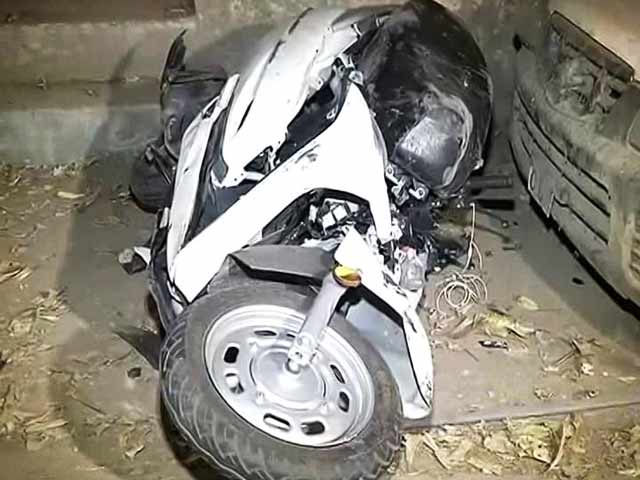 दिल्ली के पश्चिम विहार इलाके में मर्सिडीज ने स्कूटी को मारी टक्कर