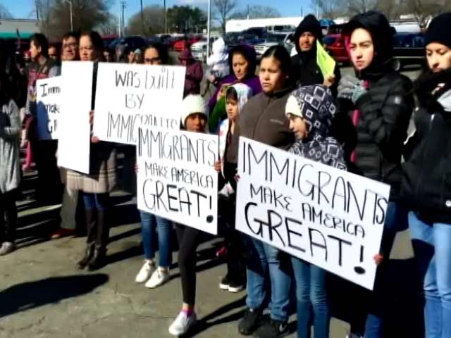 प्राइम टाइम इंट्रो : क्या H1B वीजा से अमेरिकी पेशेवरों के साथ भेदभाव हो रहा है?